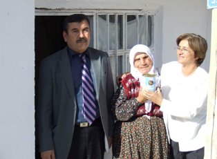 THK Cihanbeyli'de ihtiyaç sahiplerine kavurma dağıttı