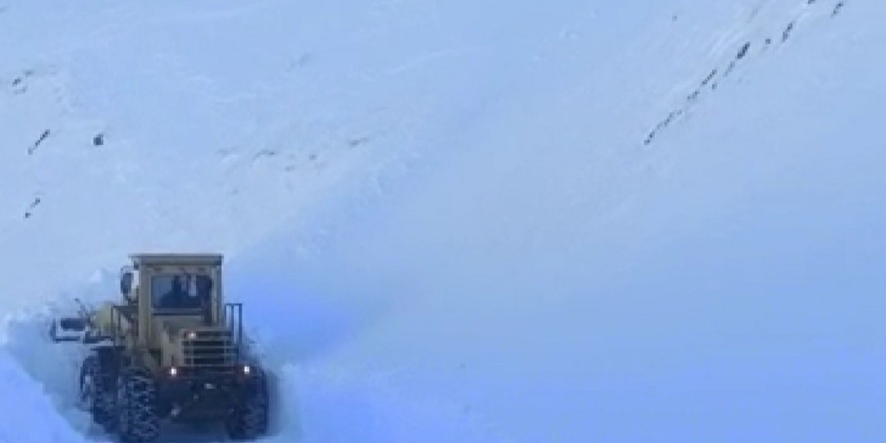 Deprem bölgesine yardımların ulaştırılması için ekipler çığ düşen yolu ulaşıma açtı