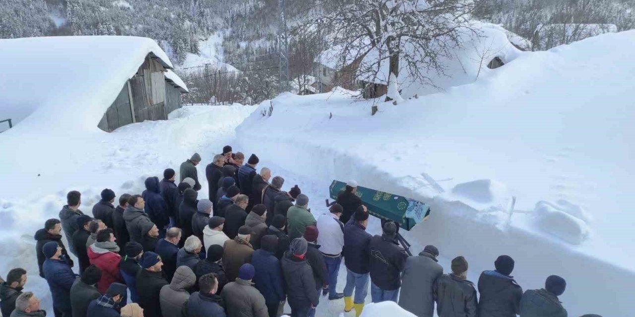 Mahsur kalan cenaze, ekiplerin 24 saat aralıksız yolu açmasıyla defin edilebildi