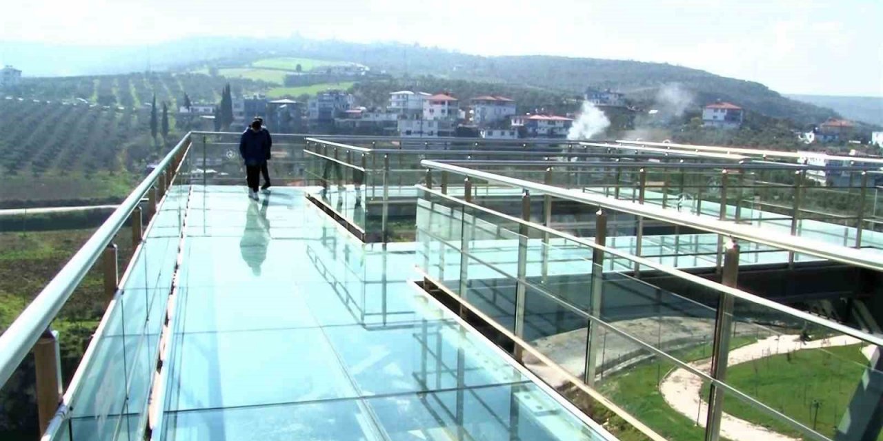 Cam teras depremde zarar görmedi