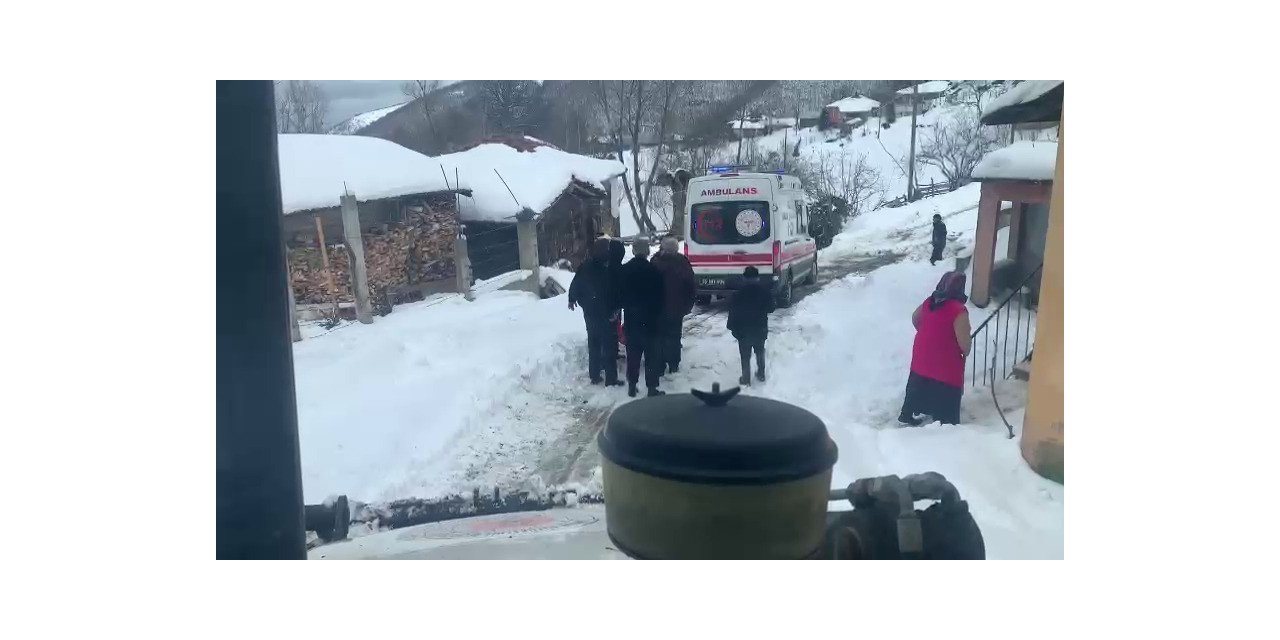 Kardan kapanan yol açıldı, ambulans hastaya ulaştı