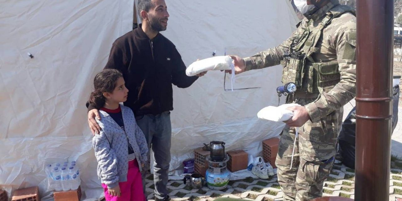 Mehmetçik arama kurtarma çalışmalarının yanı sıra hijyen kiti dağıtımı da yapıyor