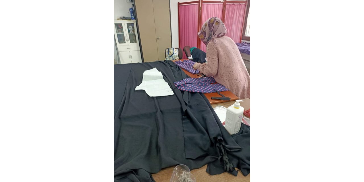 Termal’de kursiyerler depremzedeler için eşofman üretiyor