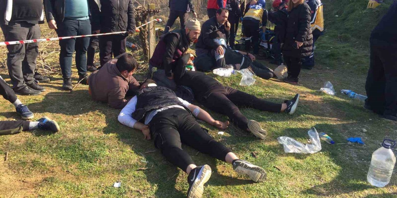 Manisa’da işçi servisine tır çarptı: 17 yaralı