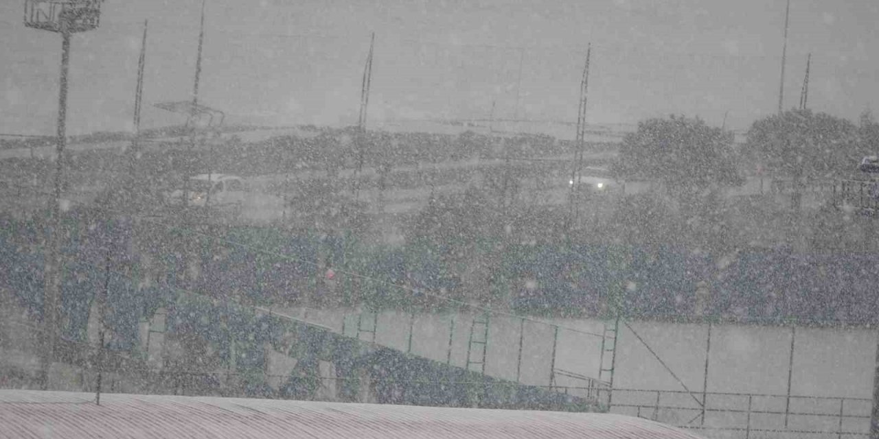 Trabzon’da şehir merkezine mevsimin ilk karı yağdı