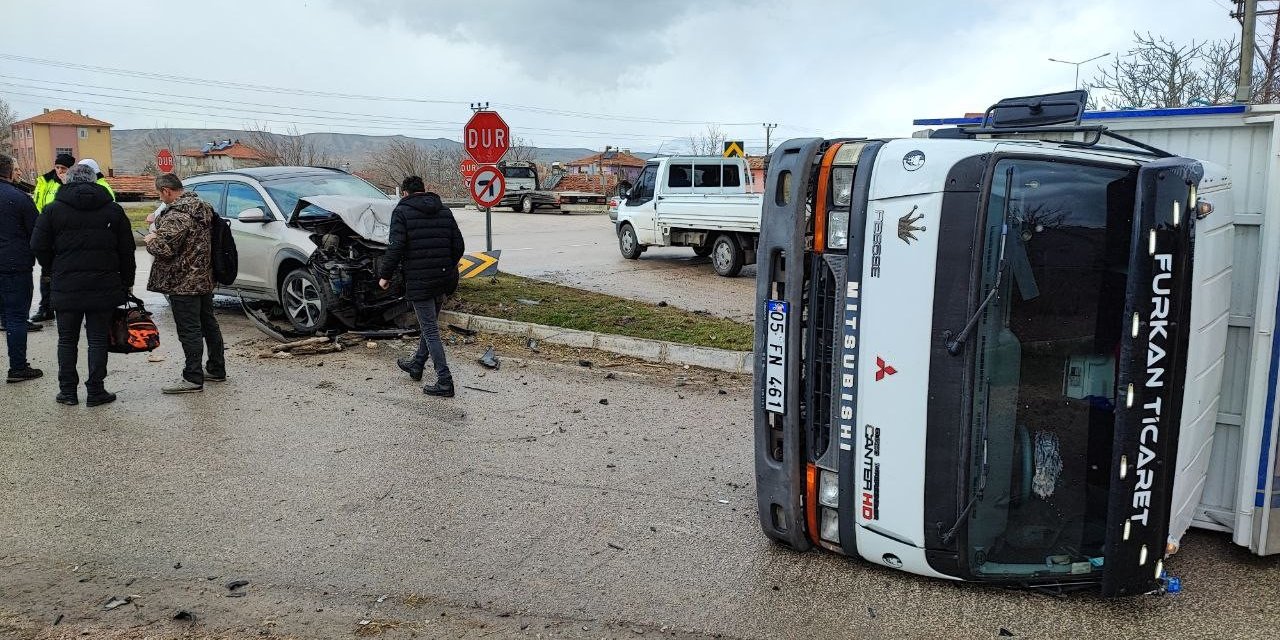 Otomobille çarpışan kamyon yan yattı