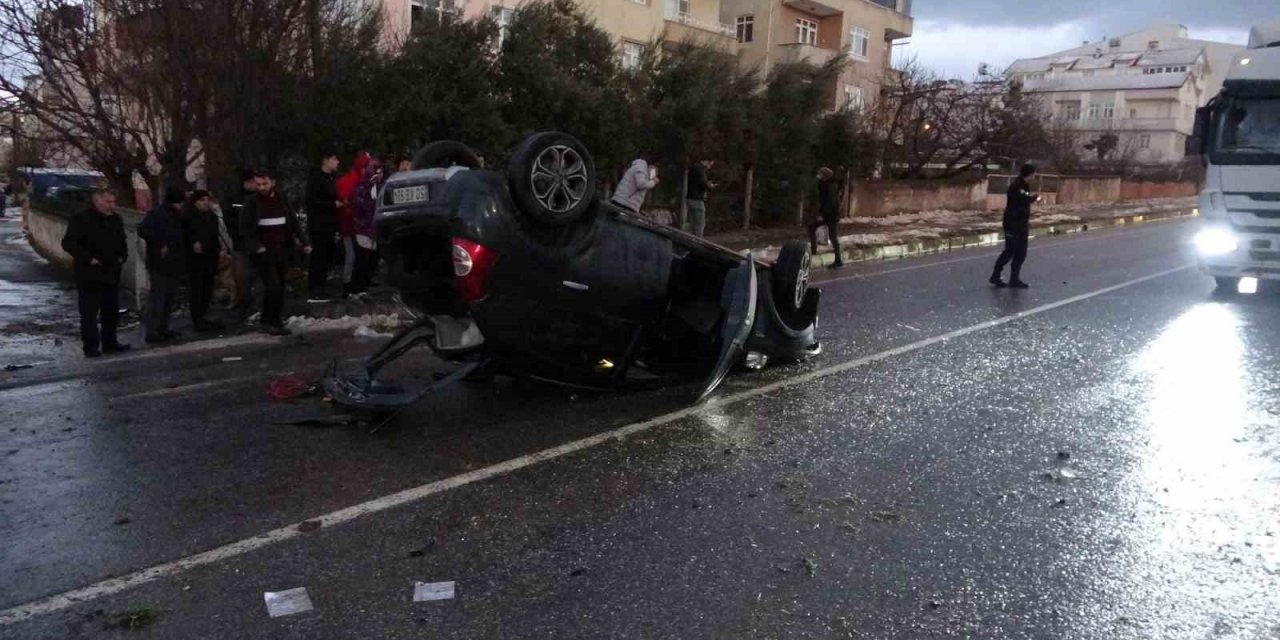 Otomobil karşı şeride geçip takla attı: 2 yaralı