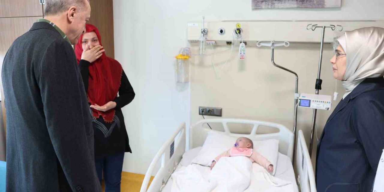 Cumhurbaşkanı Erdoğan, İstanbul’a getirilen depremzedeleri ziyaret etti