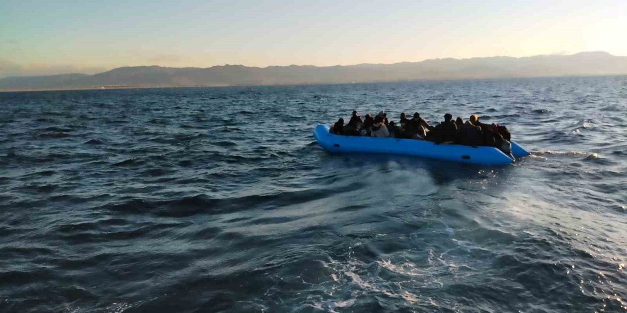 Ayvalık açıklarında 33 düzensiz göçmen yakalandı