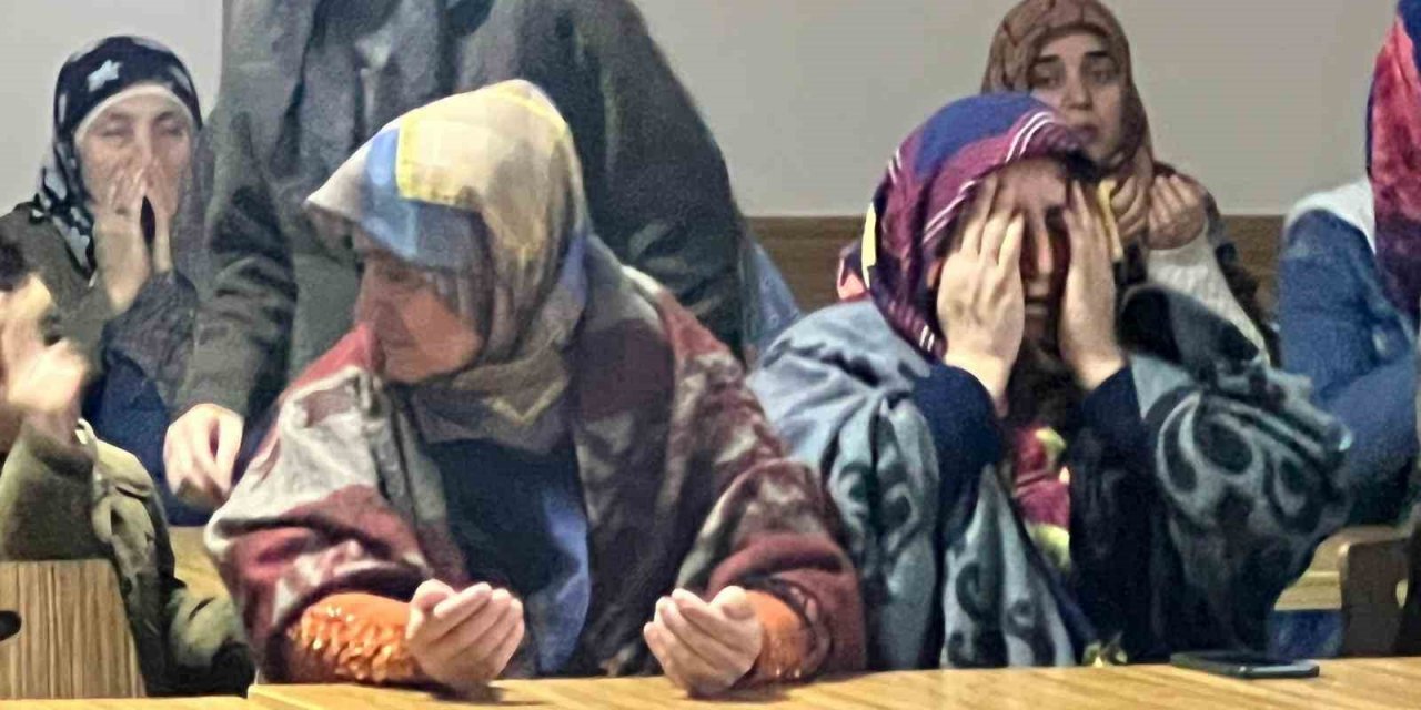 Nevşehir’de depremzedeler kaybettikleri yakınları için dua etti