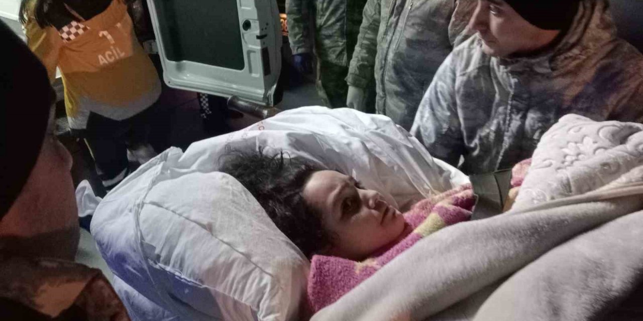 Adana’daki yaralı 49 depremzede ve 25 refakatçi Türk Silahlı Kuvvetleri’ne ait uçakla İstanbul’a getirildi