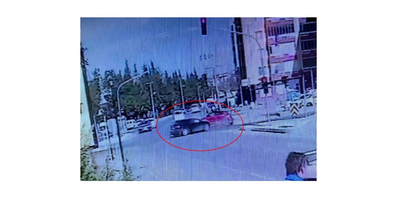 Kırmızı ışık ihlalinin kazayla sonuçlandığı anlar kamerada: 2 yaralı