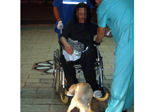 Köpeğiyle sevgilisi arasında kaldı!