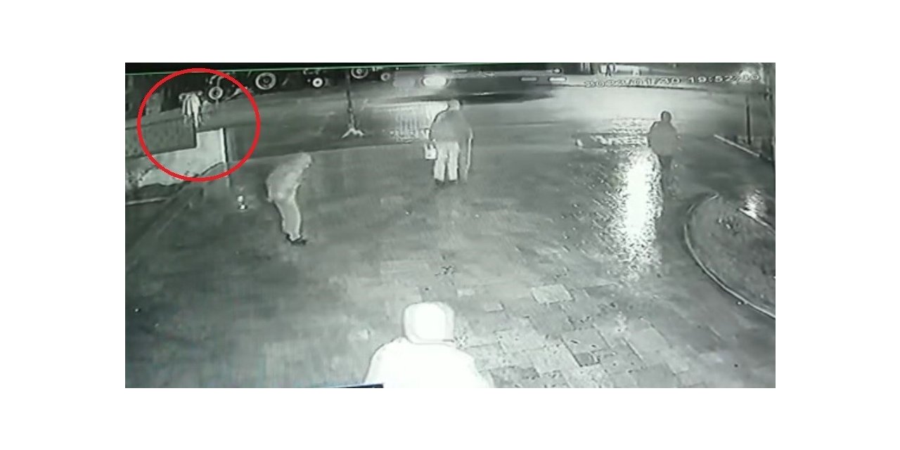 Cami çıkışı minibüs çarptı: Kaza anı kamerada