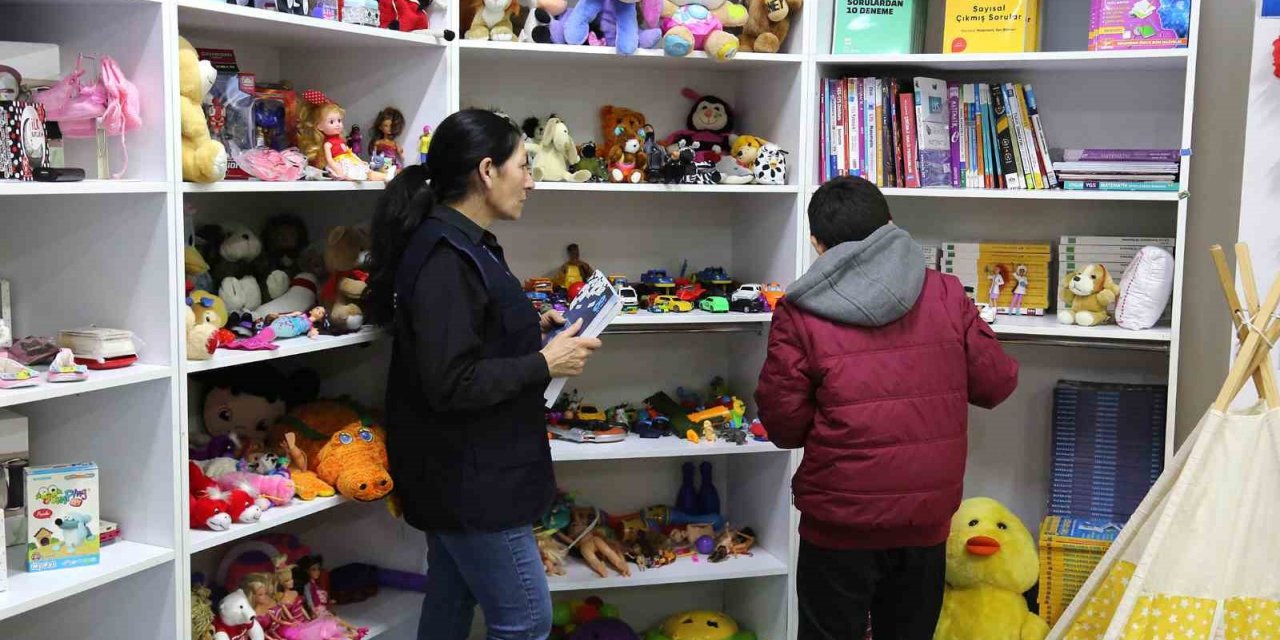 Küçükçekmece Belediyesinden ilçeye gelen depremzedelere kıyafet ve sıcak yemek desteği