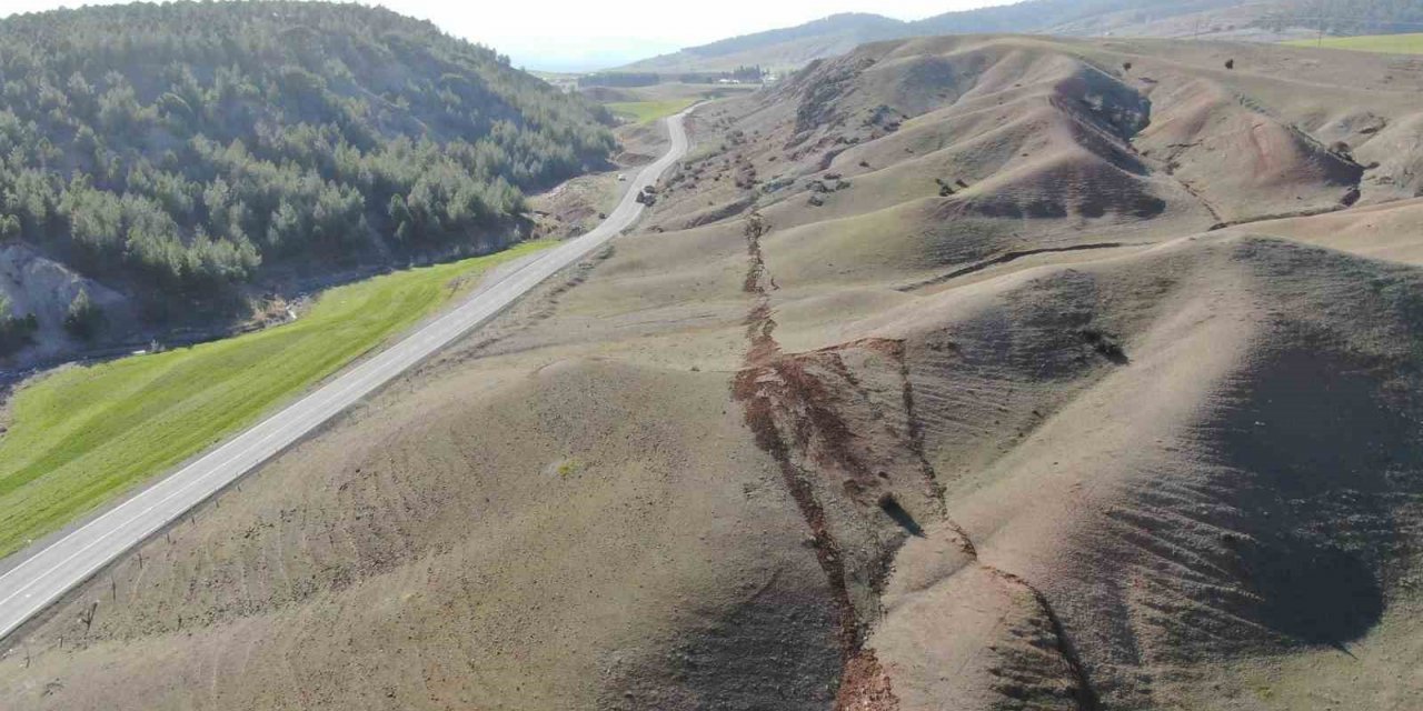 Binaları yıkan deprem doğaya da zara verdi, bölge havadan görüntülendi