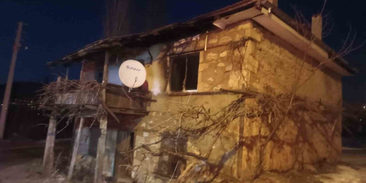 Alevlerin arasında kalan yaşlı adam hayatını kaybetti