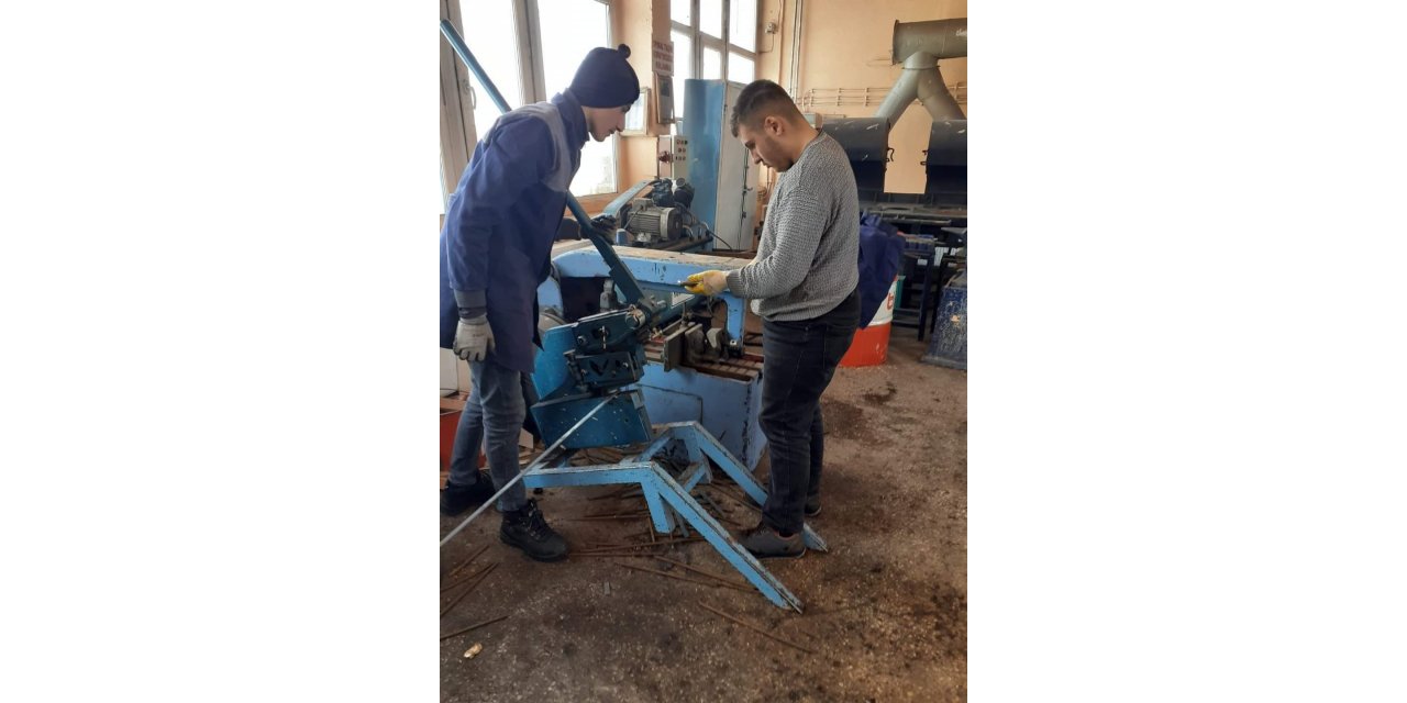 Tomarza’da depremzedeler için soba üretiliyor