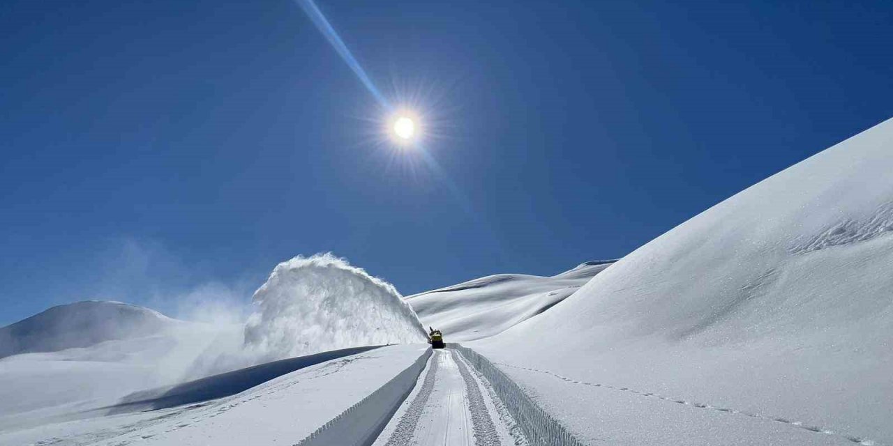 Hakkari’de karla mücadele çalışması devam ediyor