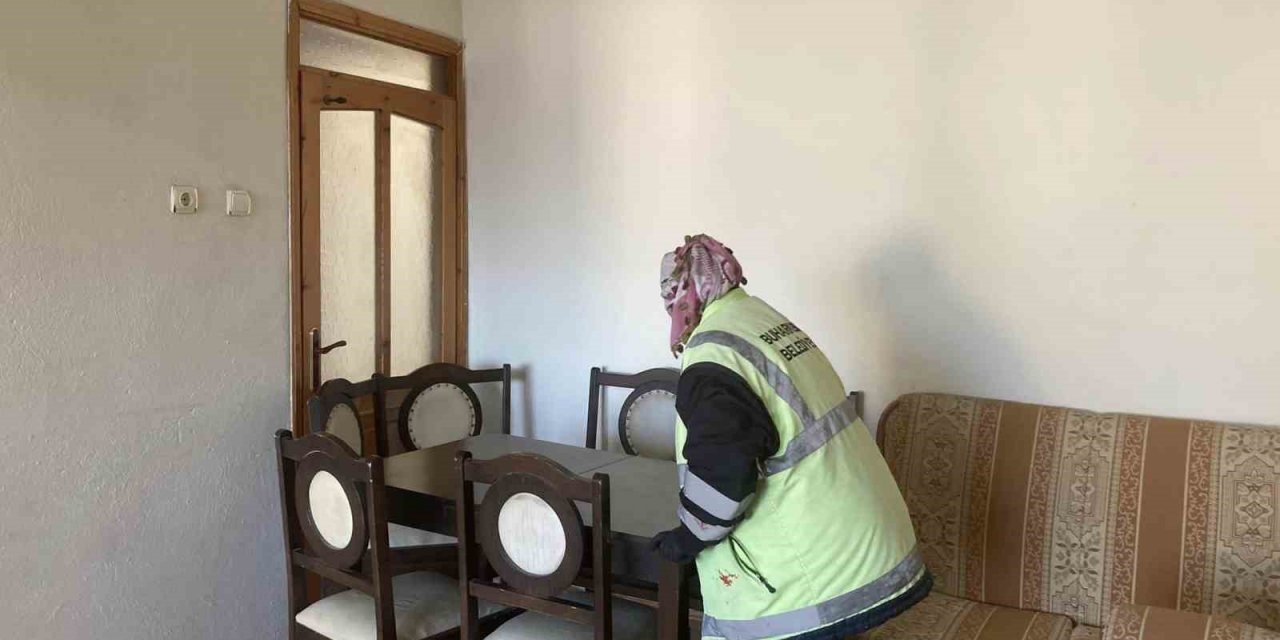 Buharkent Belediyesi ekipleri ilçedeki evleri depremzedeler için hazırlıyor