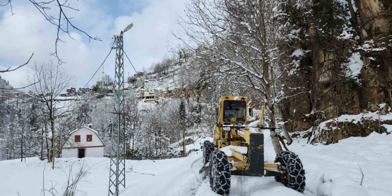 Doğu Karadeniz’de kar nedeniyle 567 köy ve mahalle yolu ulaşıma kapandı