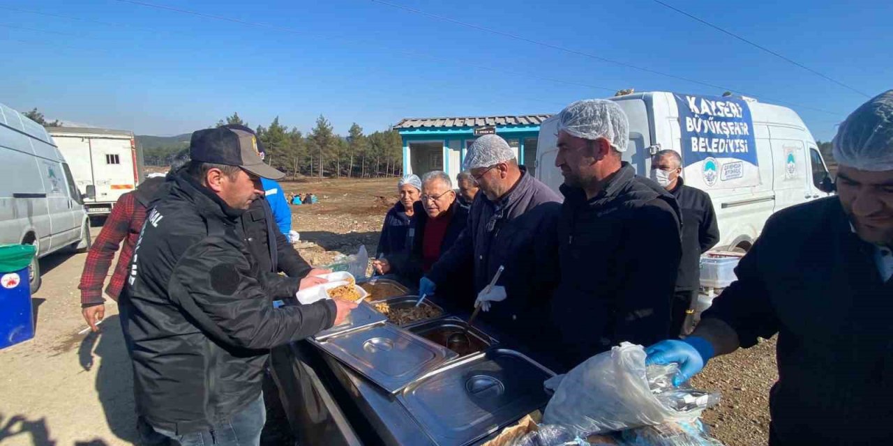 Kayseri Büyükşehirden Günlük 15 Bin Depremzedeye Sıcak Yemek Hizmeti