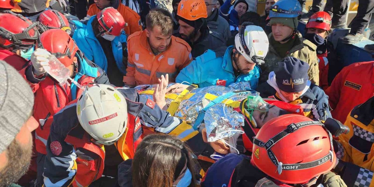 198 saat sonra enkaz altından çıktı, su ve et yemeği istedi