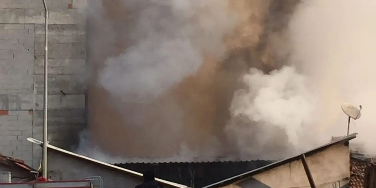 Fırın küreği imalathanesi yangında küle döndü