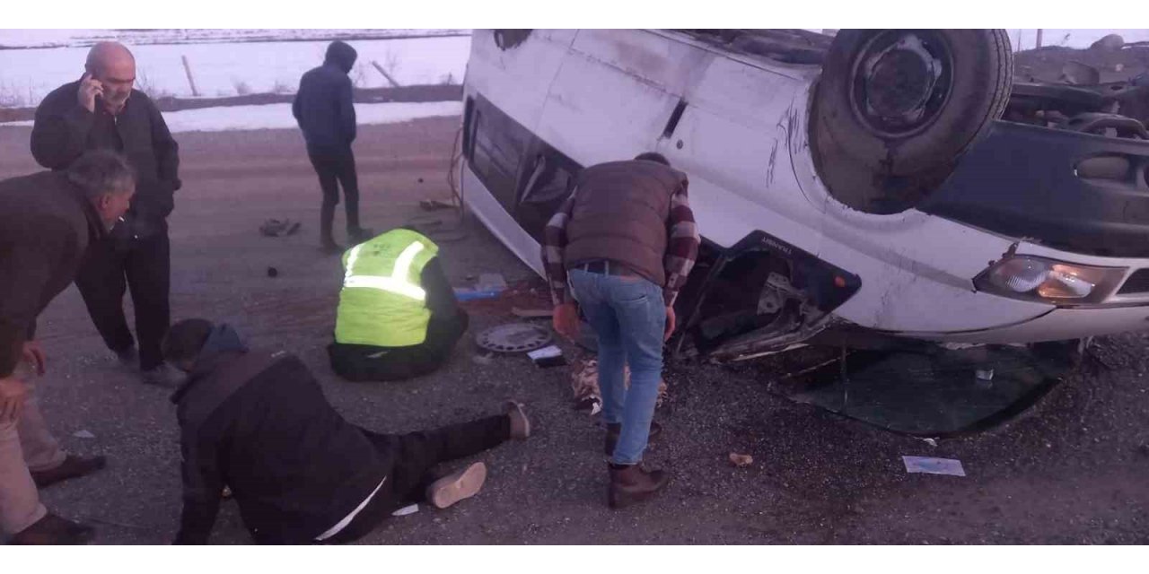 Taklalar atan minibüsteki 6 kişi yaralandı