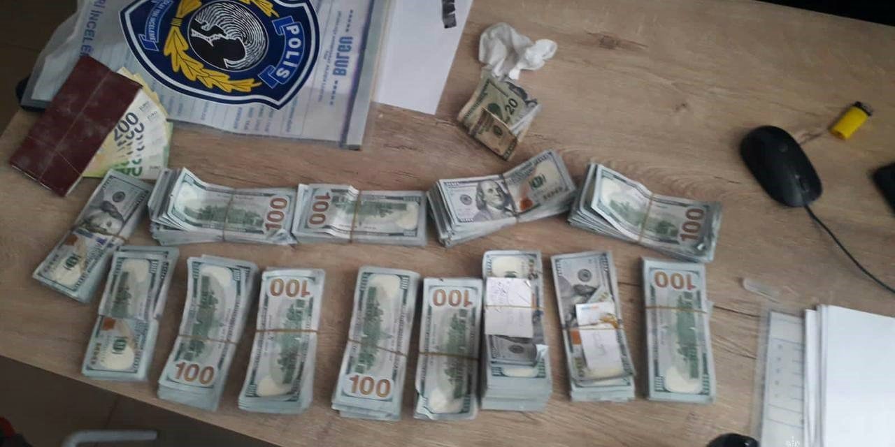 Rus ekip Kahramanmaraş’ta enkazda bulduğu 150 bin doları polise teslim etti