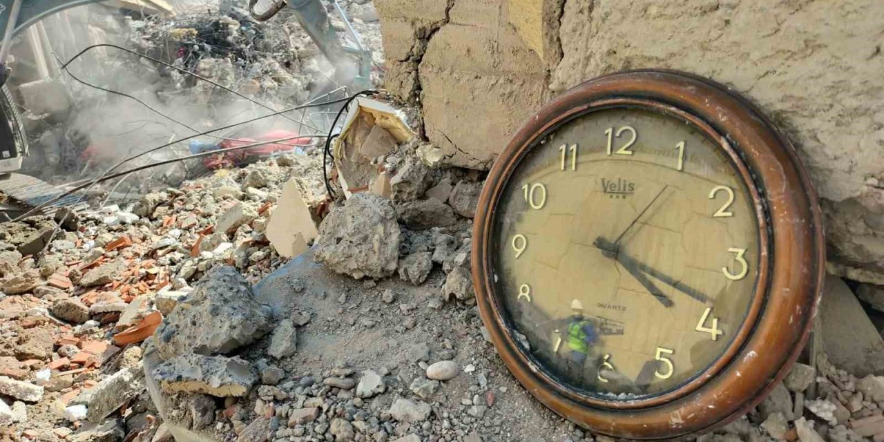 Deprem bölgesinden Bursa’ya dönen ekipten çarpıcı fotoğraflar