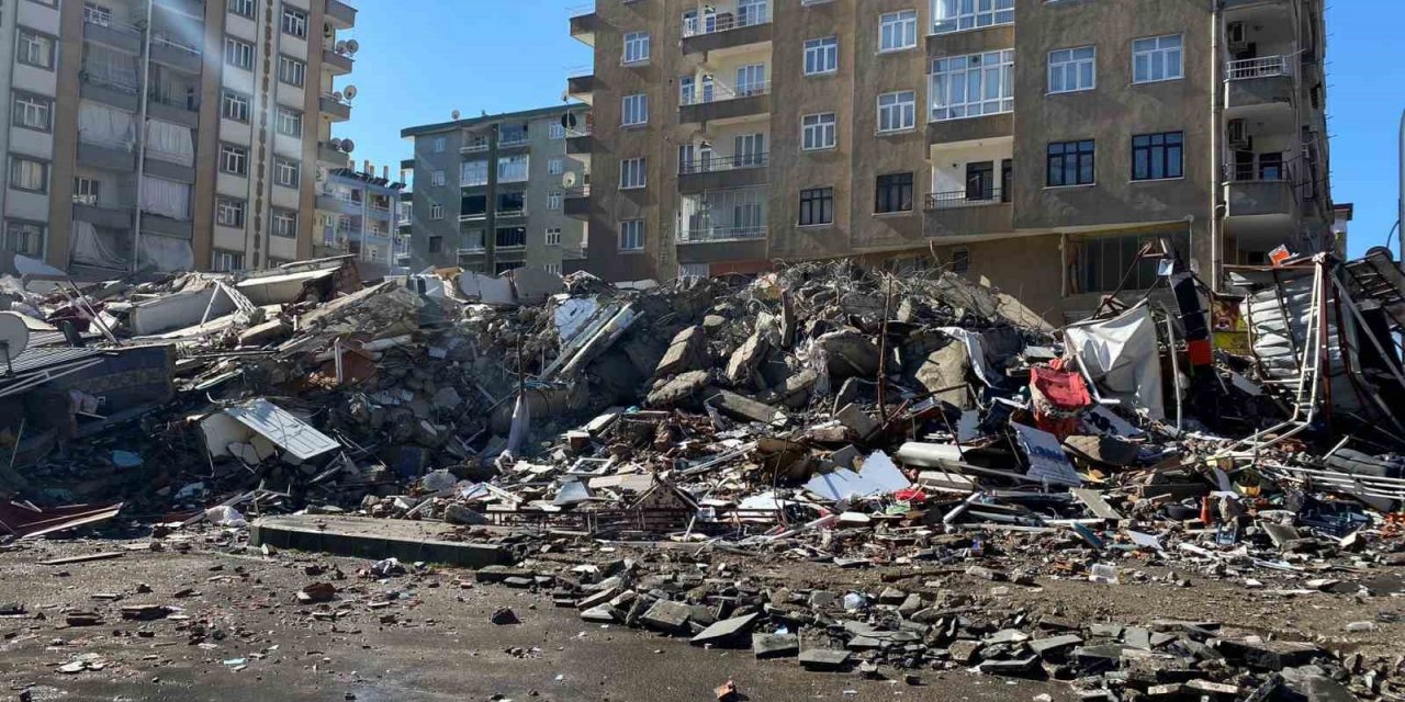 Çökme tehlikesi olan apartman yıkıldı