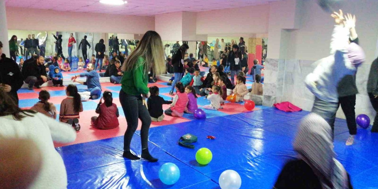 Depremzede çocuklar Afyonkarahisar’da mutluluk kervanına katıldı