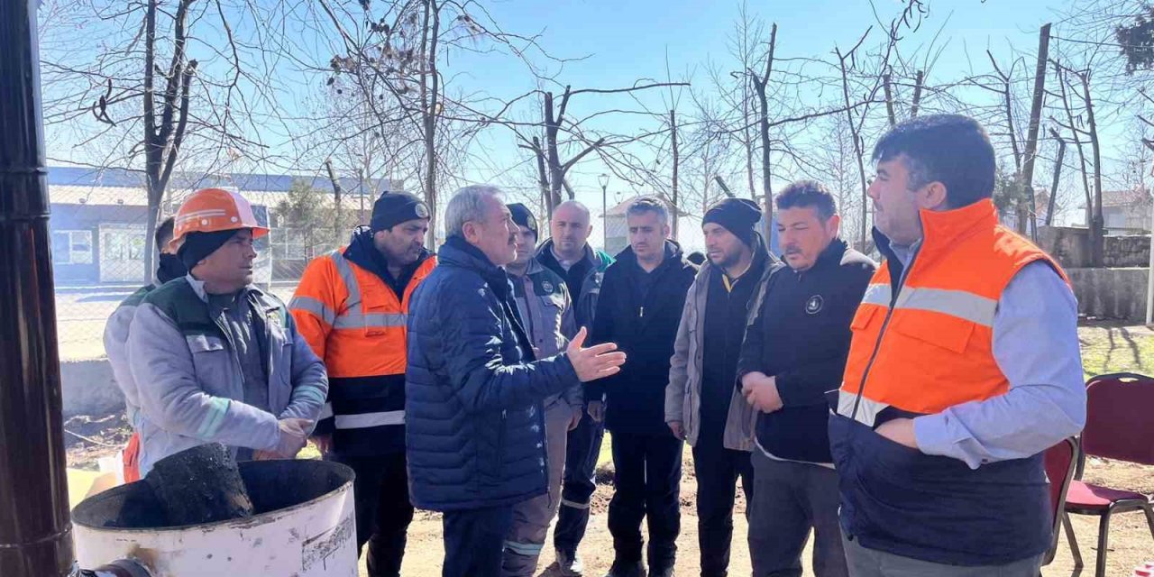 Milletvekili Şahin Tin, deprem bölgesindeki gönüllüler ve görevlilerle bir araya geldi