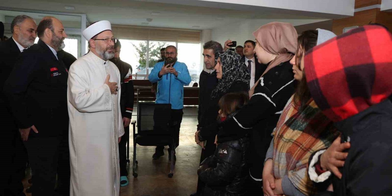 Diyanet İşleri Başkanı Erbaş, Ankara’ya gelen depremzedeleri ziyaret etti