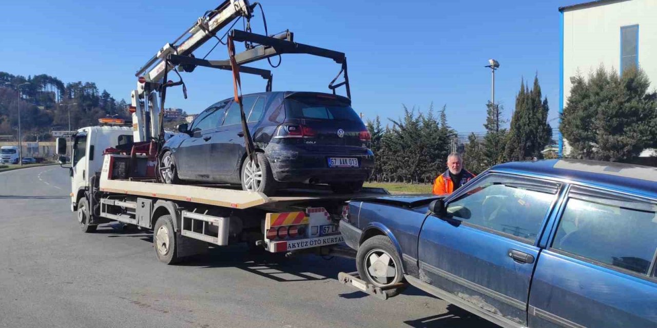 İki otomobil Potbaşı kavşağında çarpıştı