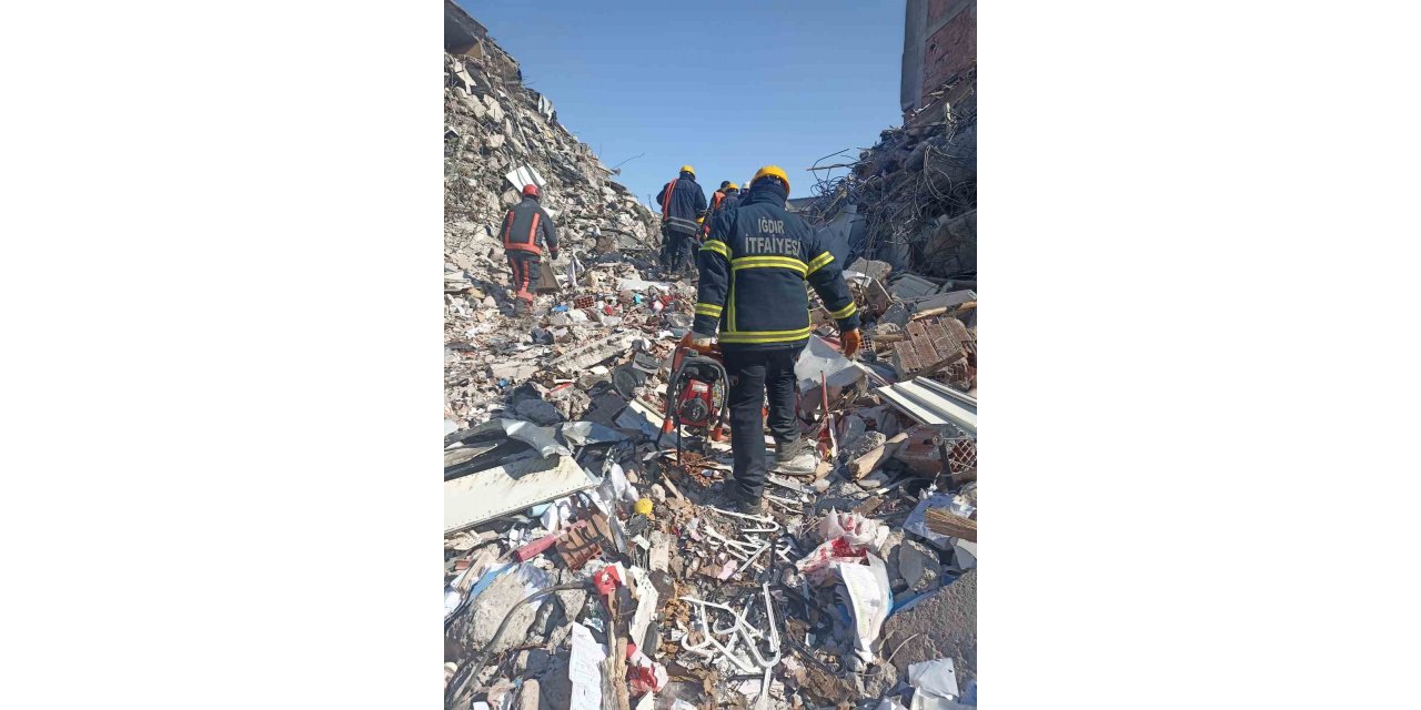 Iğdır itfaiyesi deprem bölgesinde çalışmalarına devam ediyor