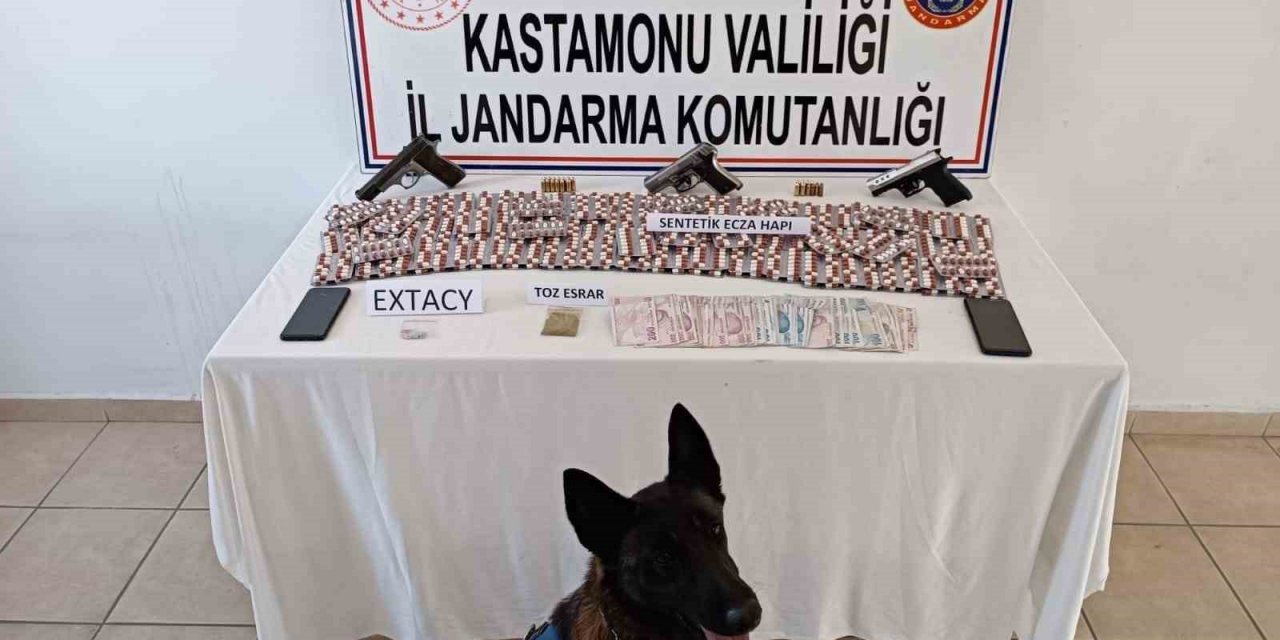 İstanbul’dan Kastamonu’ya uyuşturucu getiren iki şüpheli yakalandı