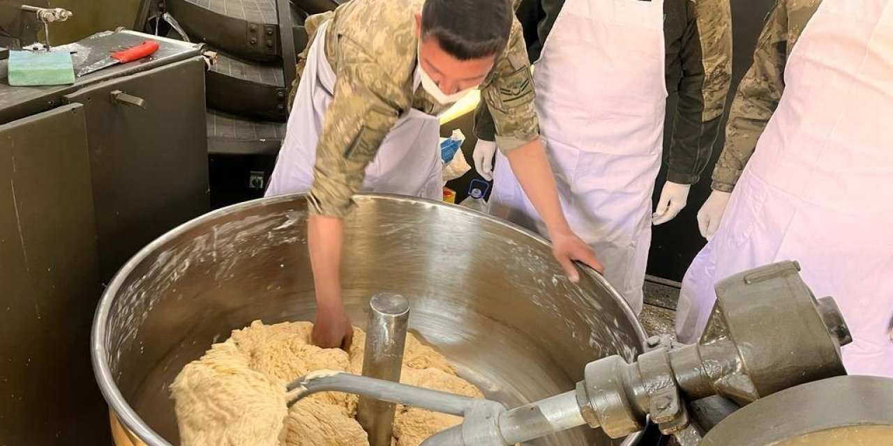 Mehmetçik, depremzedeler için ekmek üretimine devam ediyor