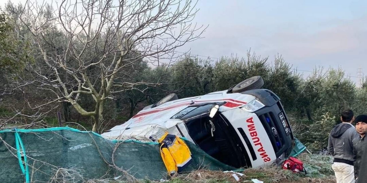 Erdek-Bandırma karayolunda ambulans kaza yaptı: 1 kişi yaralı