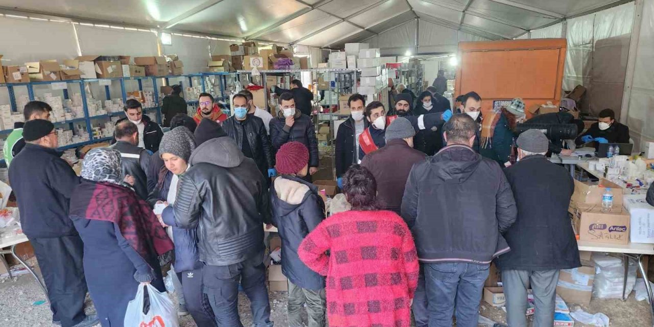 Adıyaman’da kurulan Türkiye’nin en büyük sahra eczanesi günde 7 bin kişiye hizmet veriyor