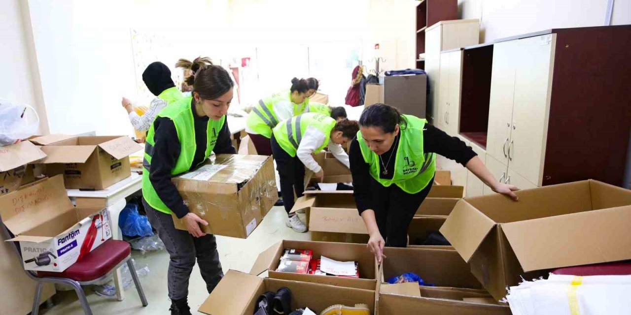 Bayraklı’dan deprem bölgesine 17 tır ve bir büyük kamyon dolusu yardım