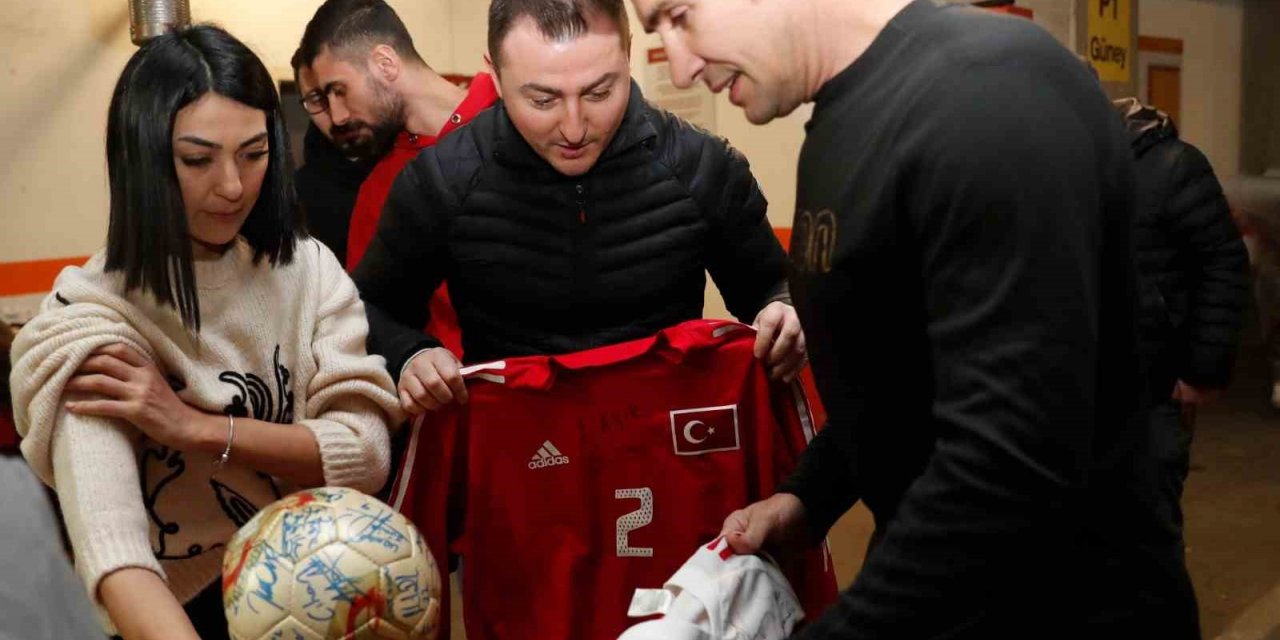 Emre Aşık, milli takım formasını depremzedeler için hediye etti