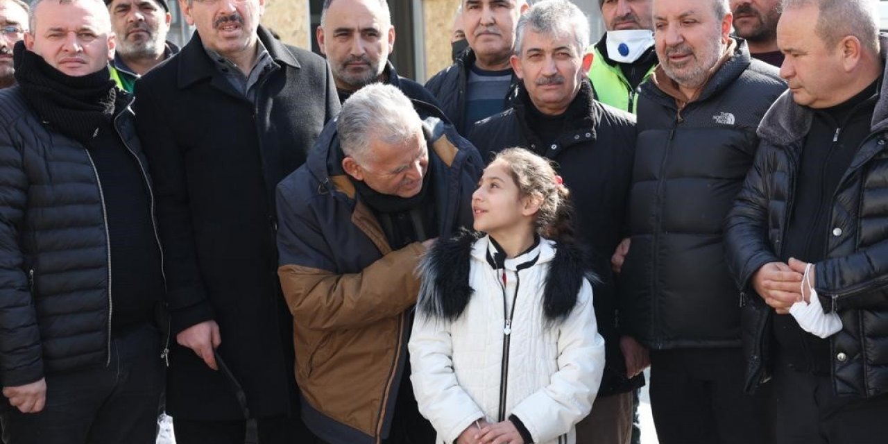 Büyükkılıç: "Kayseri Büyükşehir, deprem bölgesinde temizlik çalışmalarına devam ediyor"