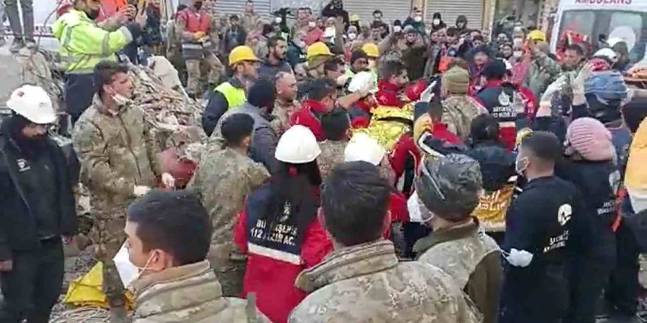 28’inci Mekanize Piyade Tümen Komutanlığı Hatay’da bir genci sağ olarak kurtardı