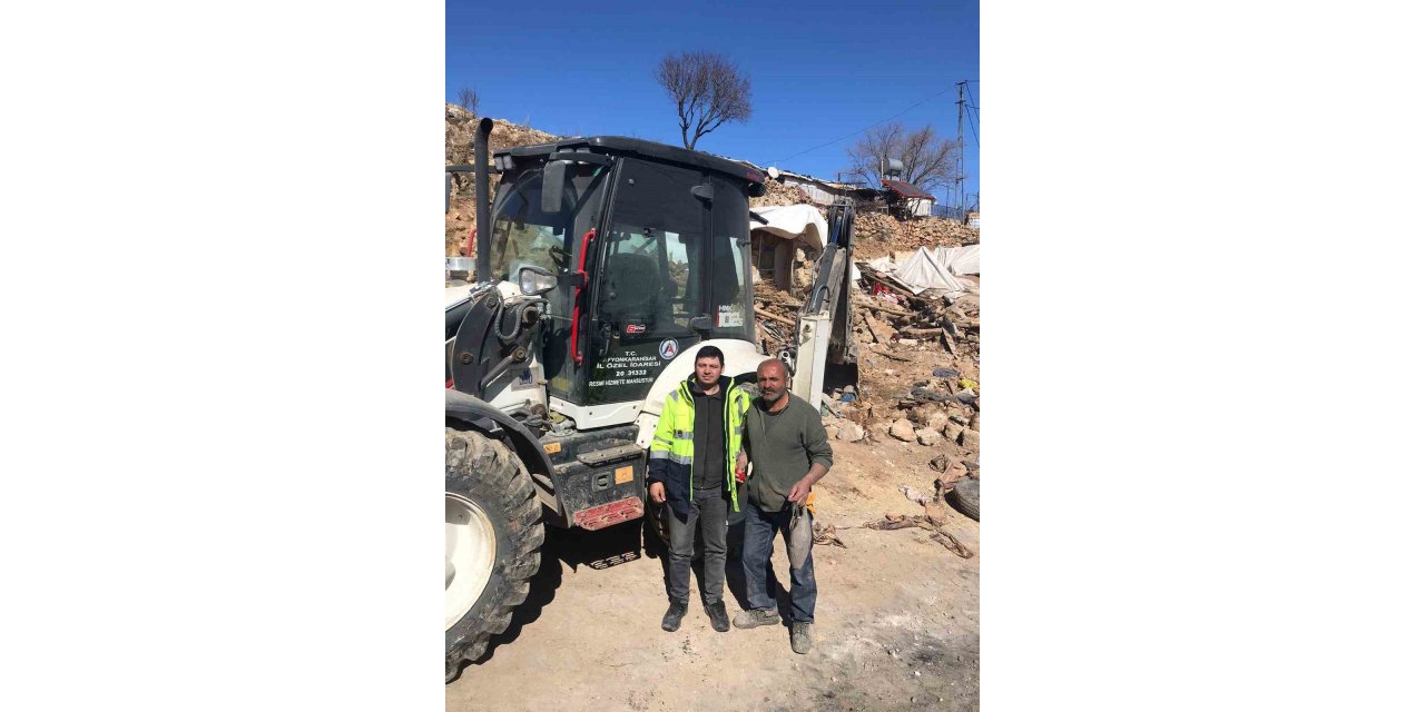 Enkazdan çıkardığı 100 bin TL’lik altın ve parayı sahibine teslim etti