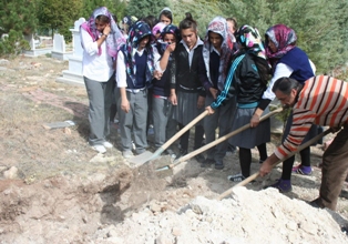 Genç kızın cenazesi ortada kaldı