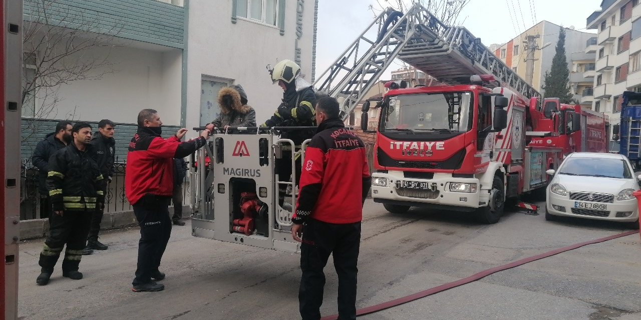 Yangında mahsur kalan özel birey itfaiye ekipleri tarafından kurtarıldı
