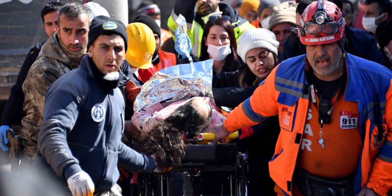 Mersin itfaiyesi 202’nci saatte Emine Akgül’ü kurtardı