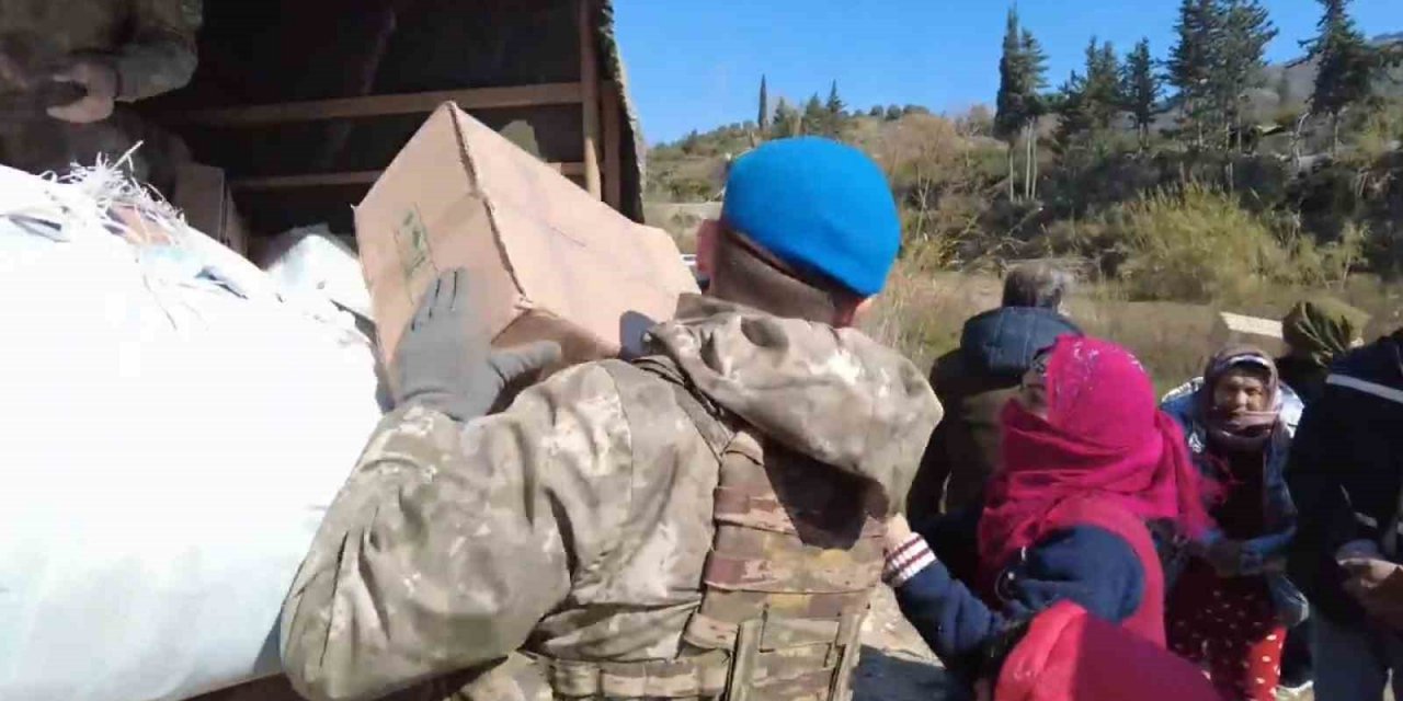 Mehmetçik yardımları vatandaşlara ulaştırmaya devam ediyor